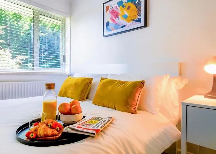 Airport Way - Cosy 2 Bed Apartment Near The M1