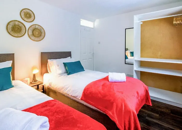 Airport Way - Cosy 2 Bed Apartment Near The M1