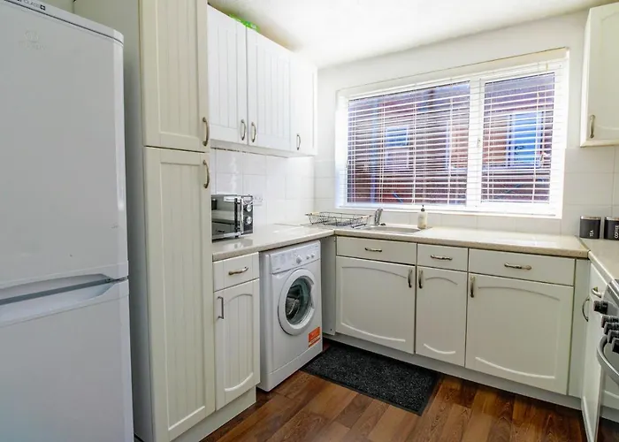 Airport Way - Cosy 2 Bed Apartment Near The M1