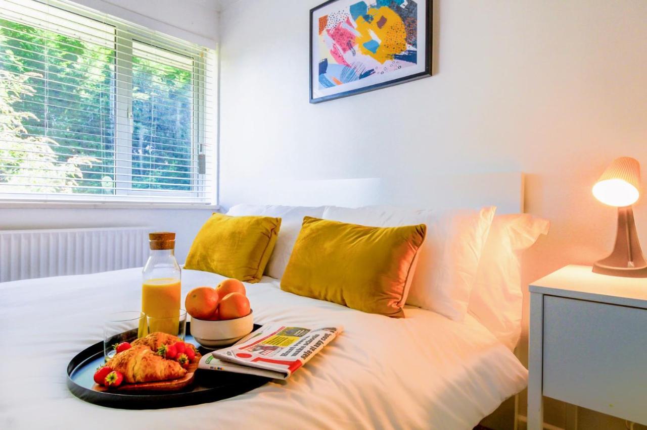 Airport Way - Cosy 2 Bed Near The M1 Apartment *