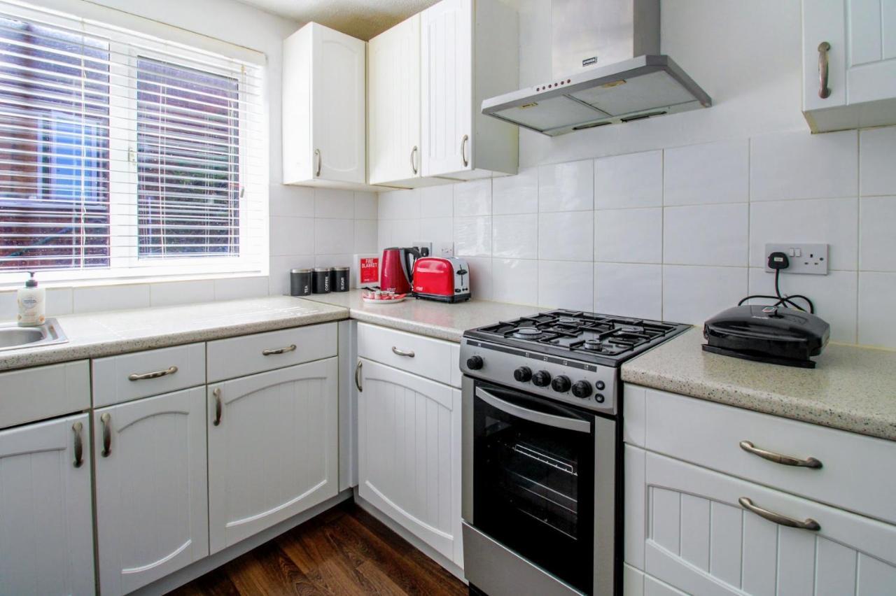 Airport Way - Cosy 2 Bed Near The M1 Apartment