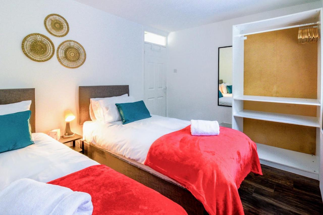 Airport Way - Cosy 2 Bed Near The M1 *