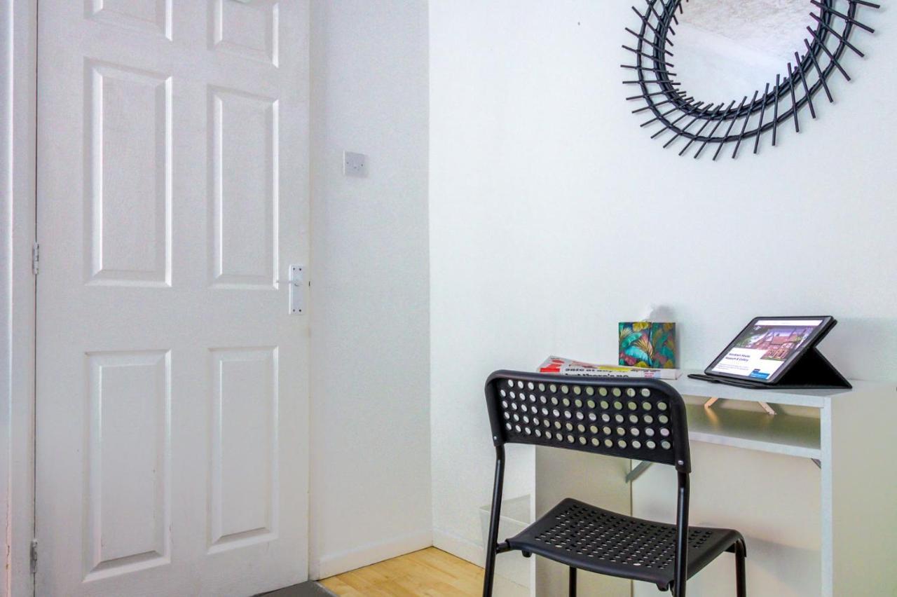 Apartment Airport Way - Cosy 2 Bed Near The M1 *