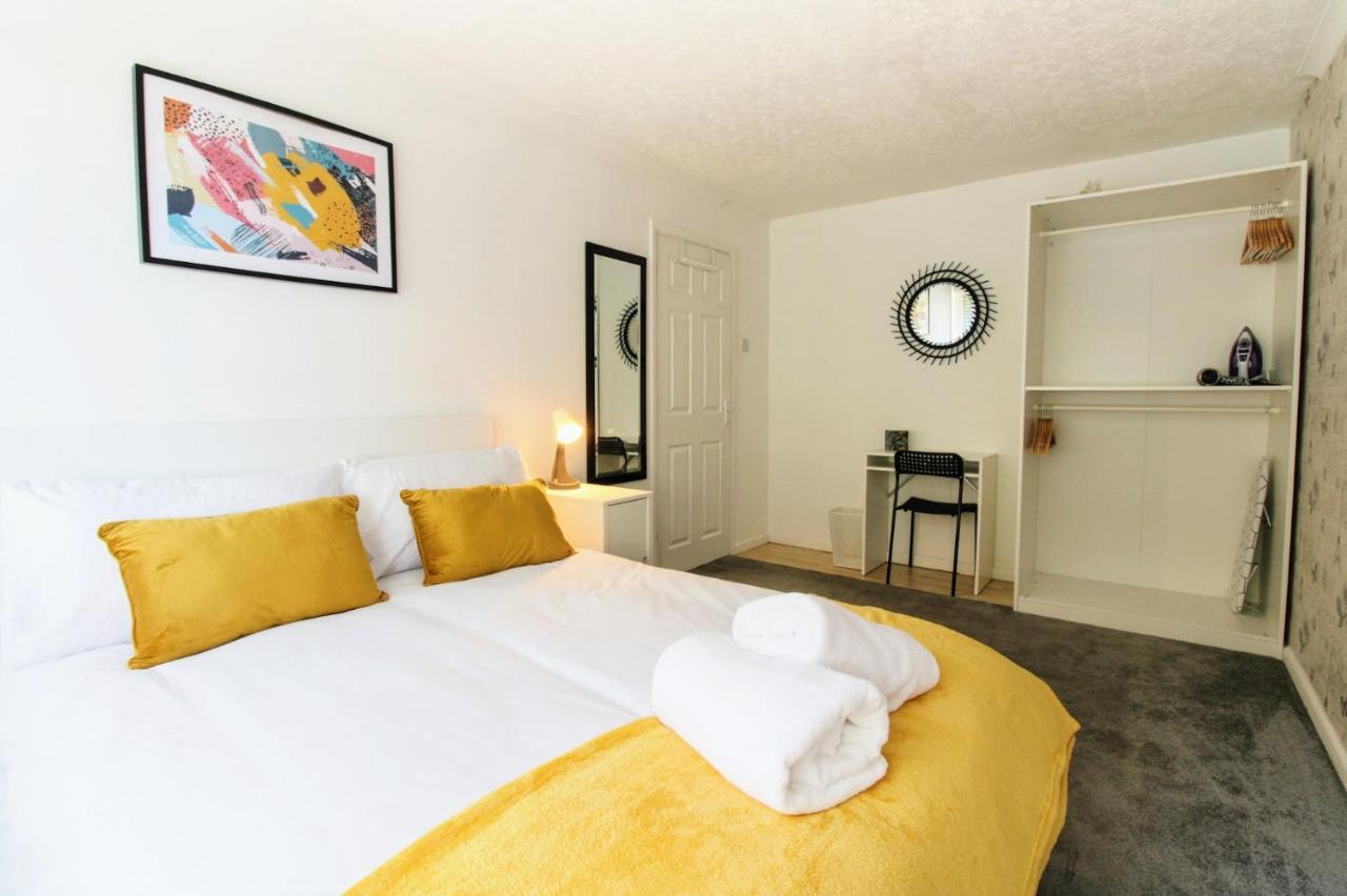 Airport Way - Cosy 2 Bed Near The M1 Apartment *